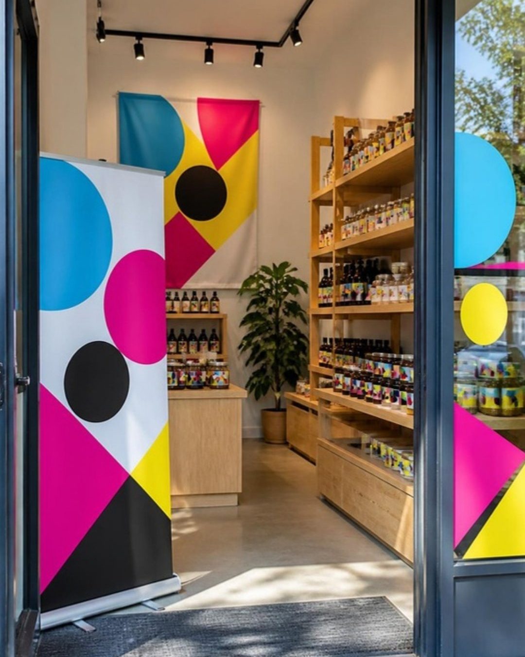 Loja com roll-up na entrada, vitrine adesivada e potes com rótulos